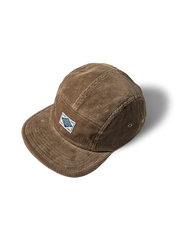 コーデュロイ素材の五枚パネルキャップ、ブランドパッチ付き(2色展開)。