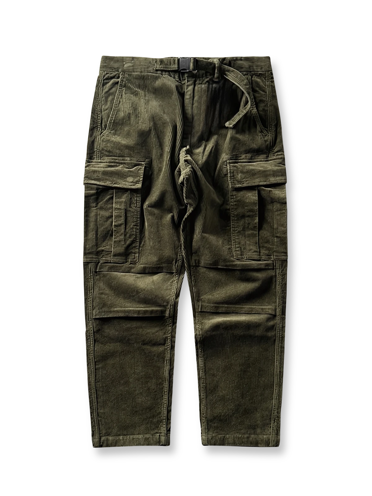重厚なコーデュロイ素材を使用し、テーパードシルエットとルーズフィットを融合させたカーゴパンツ。斜めの立体ポケットと調節可能なウエストベルトループが特徴。ブラウンとアーミーグリーンの2色展開。