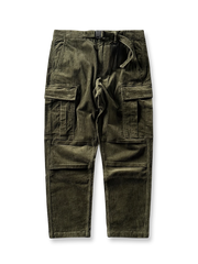 重厚なコーデュロイ素材を使用し、テーパードシルエットとルーズフィットを融合させたカーゴパンツ。斜めの立体ポケットと調節可能なウエストベルトループが特徴。ブラウンとアーミーグリーンの2色展開。