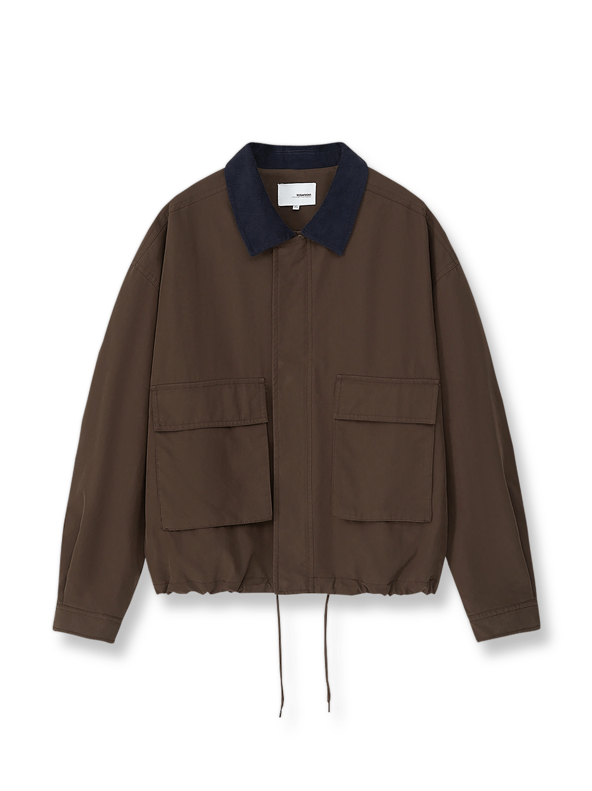 ネイビーカラーのコーデュロイ襟とダークブラウンボディ、立体ポケットと裾ドローコードが特徴のウォッシュドワークジャケットの全体像。
