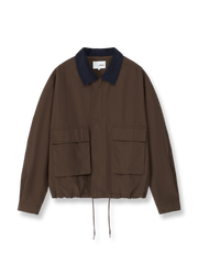 ネイビーカラーのコーデュロイ襟とダークブラウンボディ、立体ポケットと裾ドローコードが特徴のウォッシュドワークジャケットの全体像。