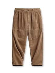 コーデュロイ素材と多ポケットが特徴のカジュアルパンツ