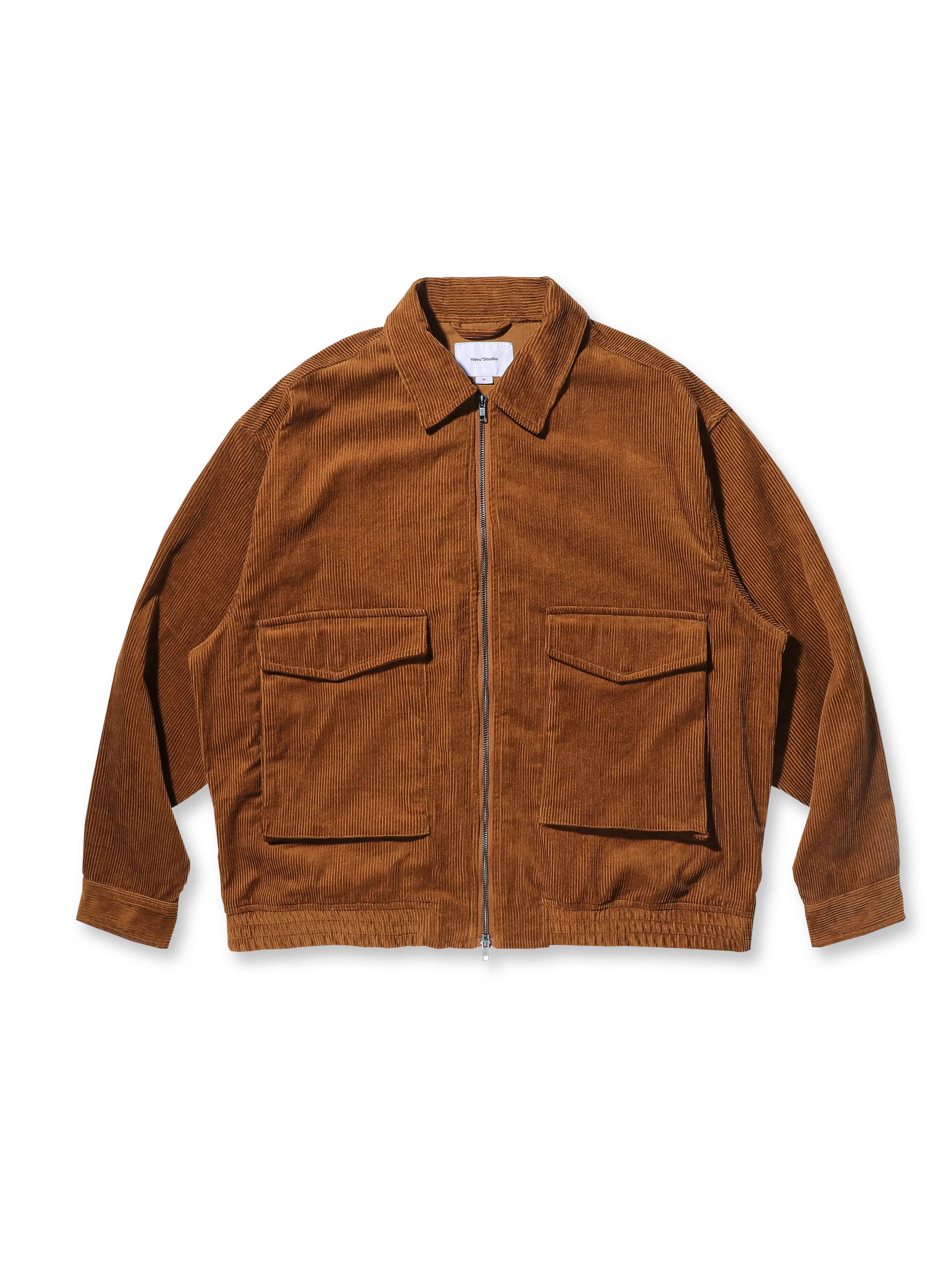 保温性に優れたコーデュロイ素材と多ポケットデザインを特徴とするヴィンテージ風開襟ジャケット。ダブルジッパーで着脱しやすく、カジュアルやアウトドアに最適。