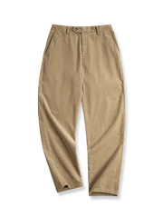 ゆったりワイドシルエットと左側立体ポケットフラップが特徴のコーデュロイスラックス。