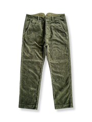 コーデュロイ素材の畝感とストレートシルエット、実用的なポケットが特徴のワークパンツの全体像。