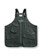 4つのポケットと深緑色が特徴のコーデュロイベスト