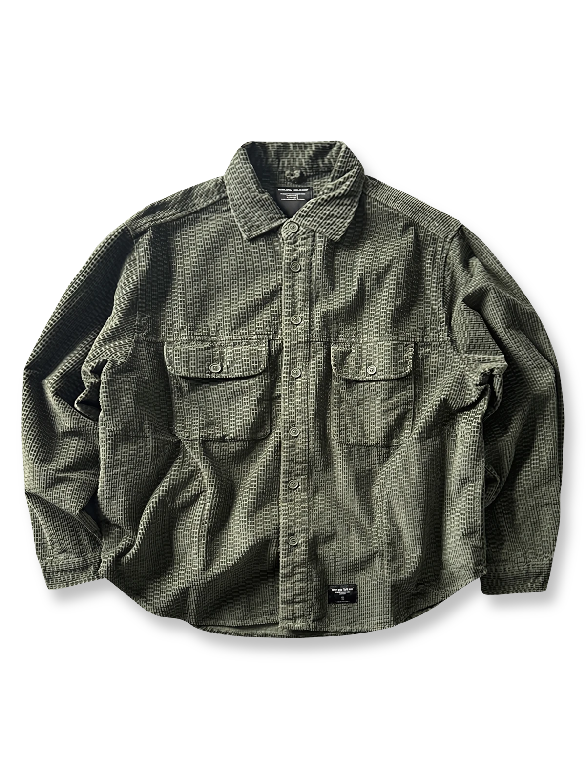 ウォッシュ加工でヴィンテージ感を出した重厚で柔らかなコーデュロイ素材の長袖シャツ。胸にフラップポケット、両サイドに隠しポケットを備え、ルーズフィットシルエットで快適な着心地。通勤やアウトドアにも適した万能シャツ。