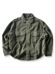 ウォッシュ加工でヴィンテージ感を出した重厚で柔らかなコーデュロイ素材の長袖シャツ。胸にフラップポケット、両サイドに隠しポケットを備え、ルーズフィットシルエットで快適な着心地。通勤やアウトドアにも適した万能シャツ。