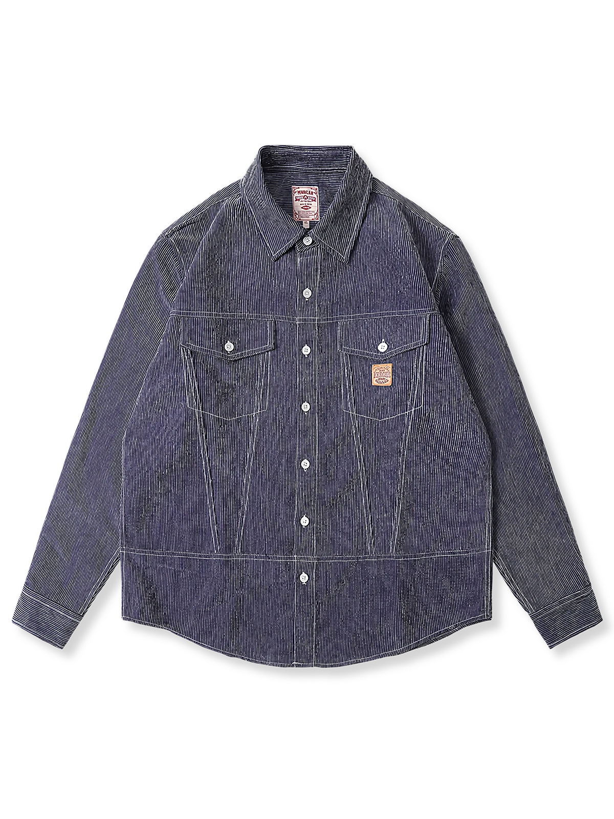 胸ポケットの倒三角形デザインが特徴のコーデュロイワークシャツの全体と生地の質感を写した写真