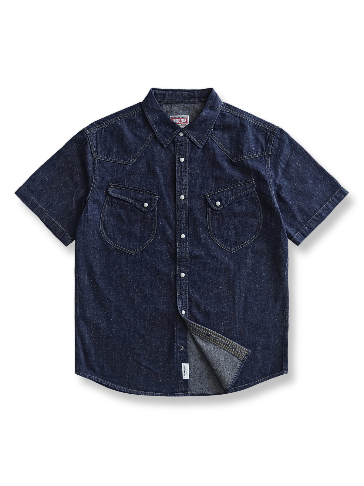 コットンリネン混紡のウォッシュ加工デニム半袖シャツ。