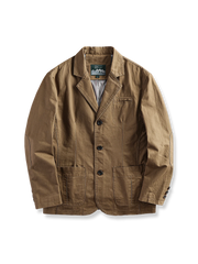 純コットン素材のテーラードジャケットの全体と樹脂ボタンのディテールを写した写真