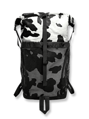 カウ柄ポニーヘアとロールトップ仕様が魅力の個性派アウトドアリュック