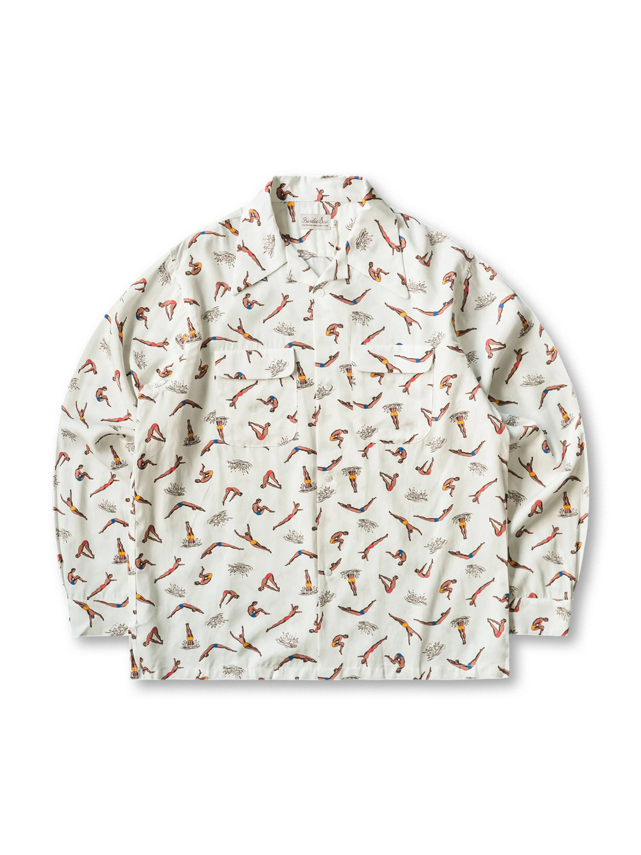 リヨセル素材のクリーム色開襟シャツに跳水プリントが映え、ノスタルジックな雰囲気を醸し出す夏のリゾートスタイルアイテム。