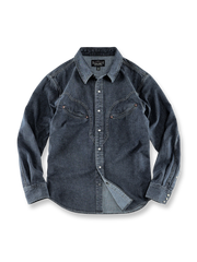 月牙型ポケットと石風スナップボタンをあしらったヘヴィウォッシュ加工デニムシャツ。