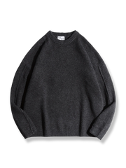 クルーネックとブルーウールが特徴のリラックスフィットニットトップ。