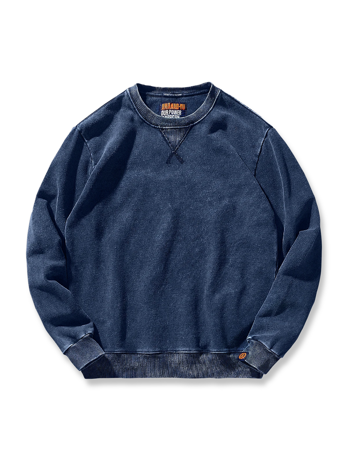 ヴィンテージ風ウォッシュ加工を施した丸首スウェットの全体とリブディテールを写した写真