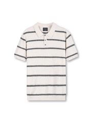 クリンクル加工のストライプとアイスシルク素材が映えるポロシャツ