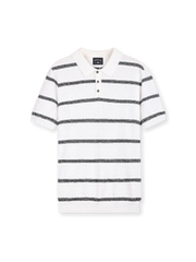 クランクルテクスチャーポロの全身ビュー、シワ感テクスチャーと3ボタンポロ衿ディテールを強調。