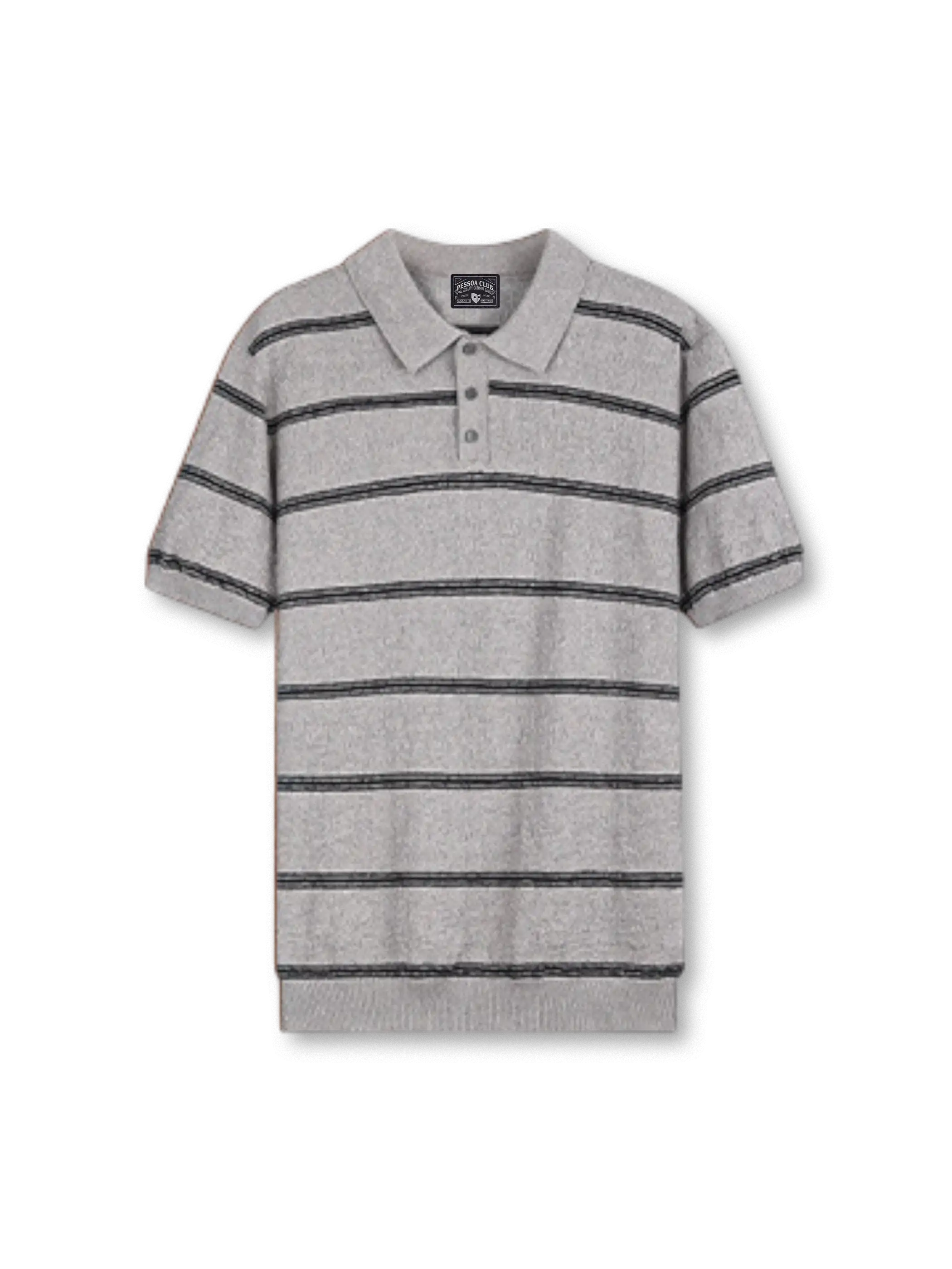 クランクルテクスチャーポロの全身ビュー、シワ感テクスチャーと3ボタンポロ衿ディテールを強調。