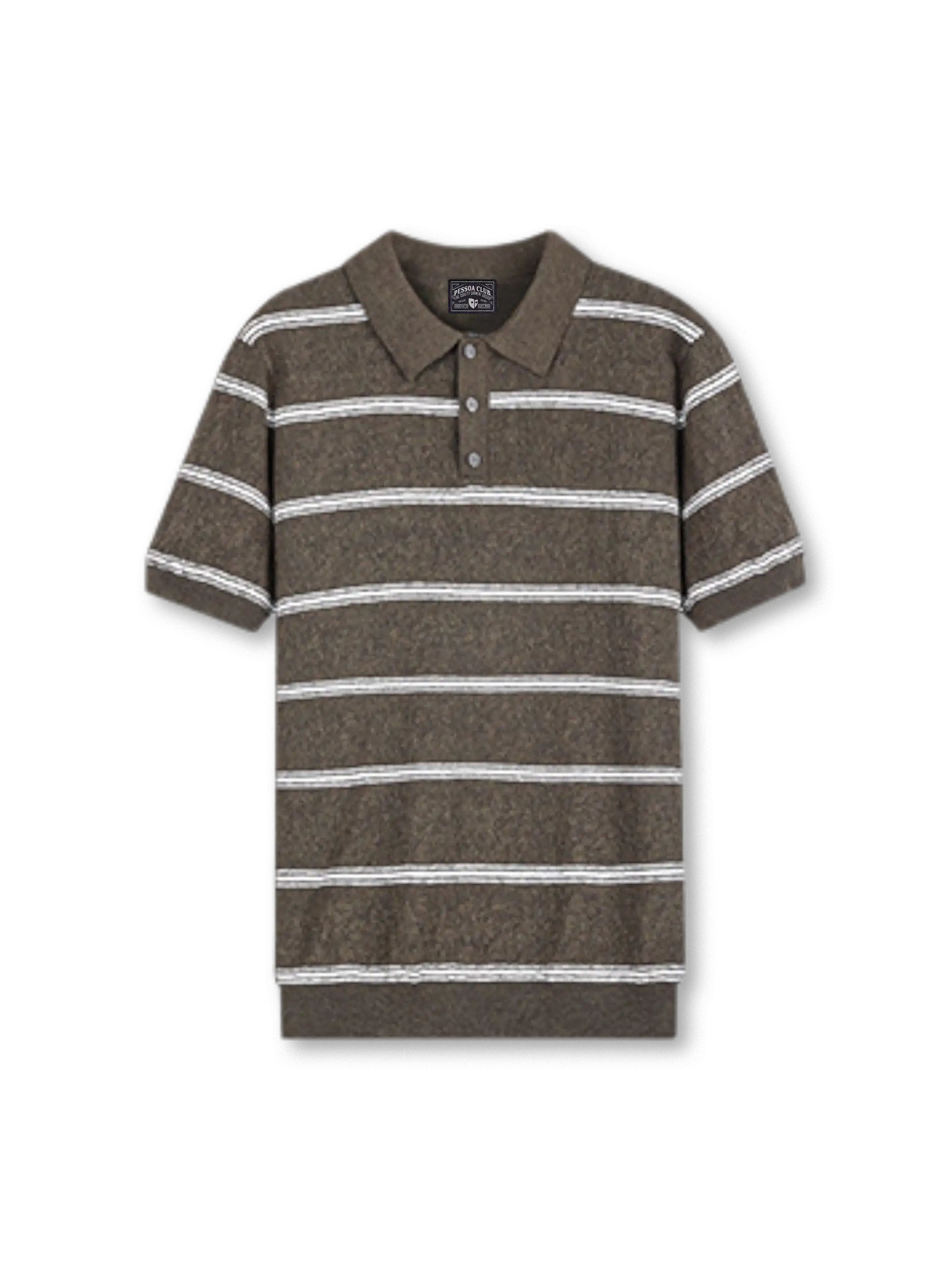 クランクルテクスチャーポロの全身ビュー、シワ感テクスチャーと3ボタンポロ衿ディテールを強調。