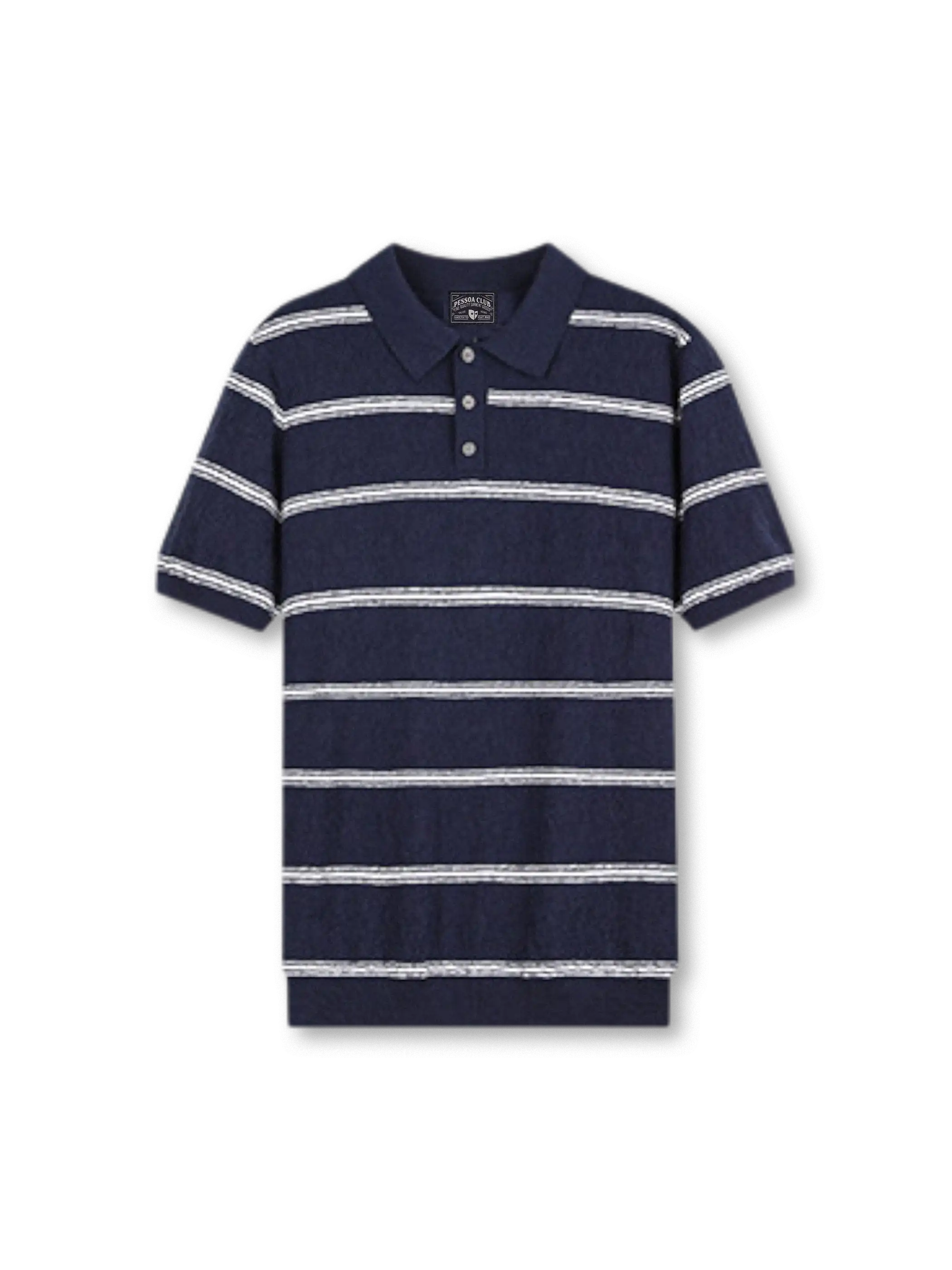 クランクルテクスチャーポロの全身ビュー、シワ感テクスチャーと3ボタンポロ衿ディテールを強調。