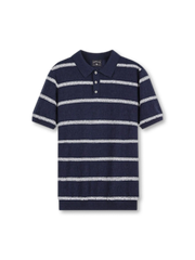 クランクルテクスチャーポロの全身ビュー、シワ感テクスチャーと3ボタンポロ衿ディテールを強調。