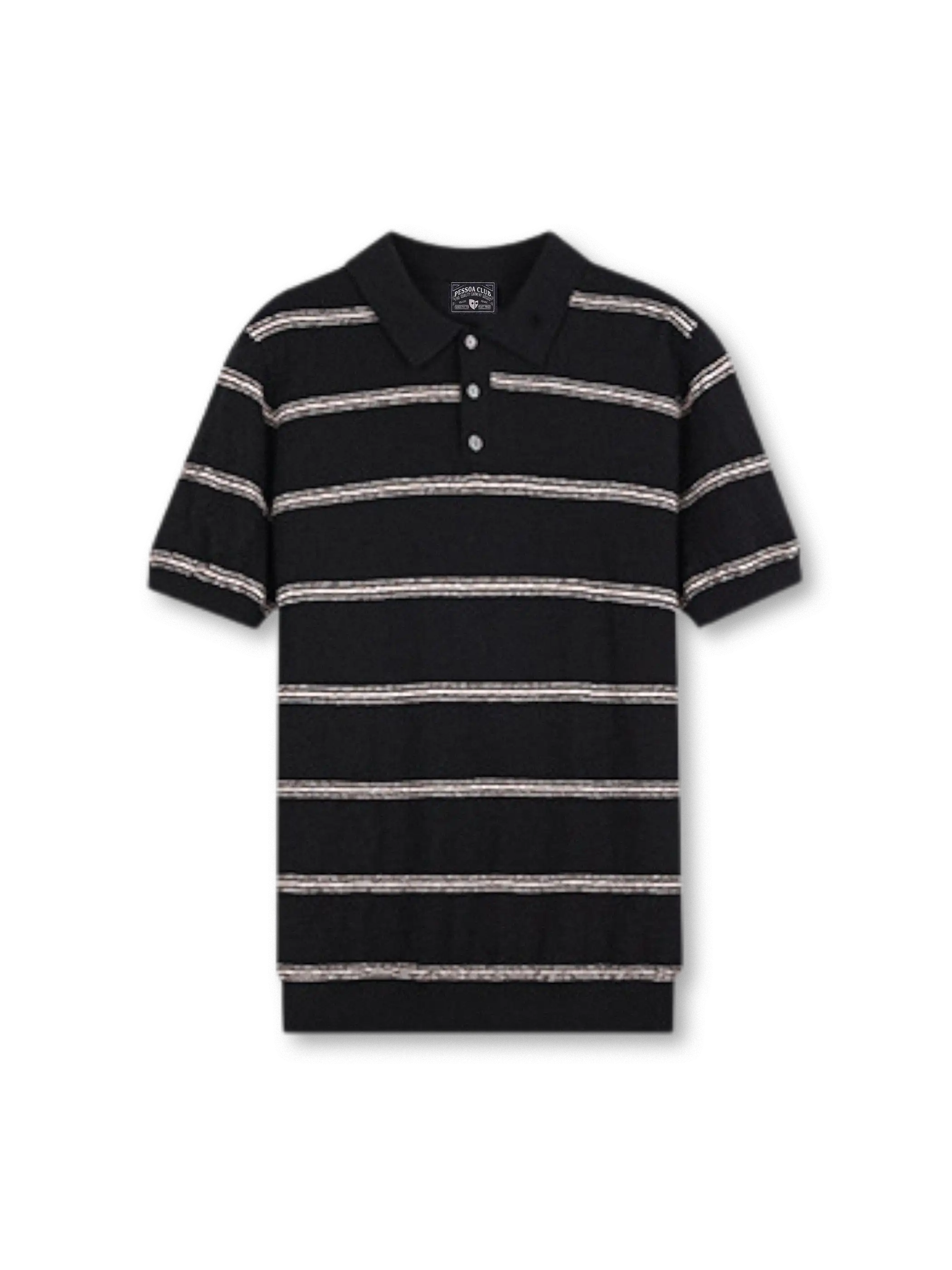 クランクルテクスチャーポロの全身ビュー、シワ感テクスチャーと3ボタンポロ衿ディテールを強調。