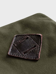 製品画像: CROCウォッシュドヴィンテージミリタリーワンショルダーバッグ側面展示
詳細画像: ジッパーと皮革の接合部の詳細