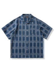 キューバカラーとブルーチェック柄のコットンシャツ。