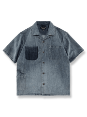 キューバカラー開襟とダブルポケットが特徴の抜染ウォッシュ加工デニム半袖シャツ