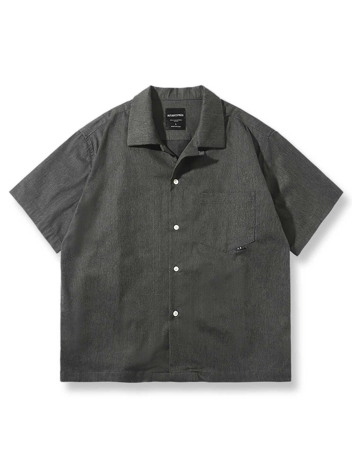 非対称キューバンカラーと細ストライプが特徴の半袖シャツ