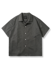 非対称キューバンカラーと細ストライプが特徴の半袖シャツ