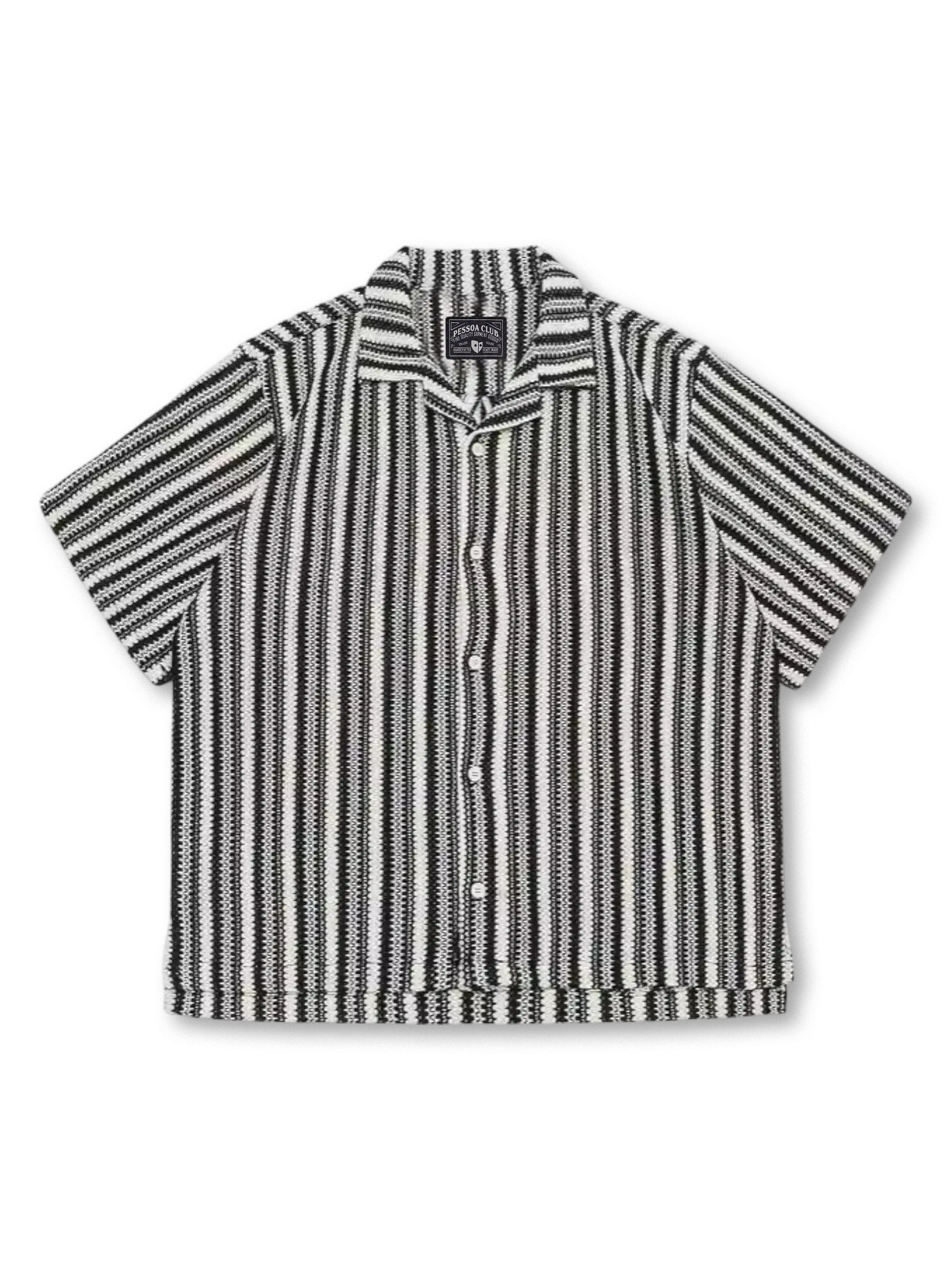 キューバカラーと縦ストライプ柄が特徴の通気性に優れた夏用シャツ