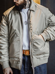 フライトジャケットを着用したスタイリング