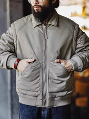 フライトジャケットを着用したスタイリング