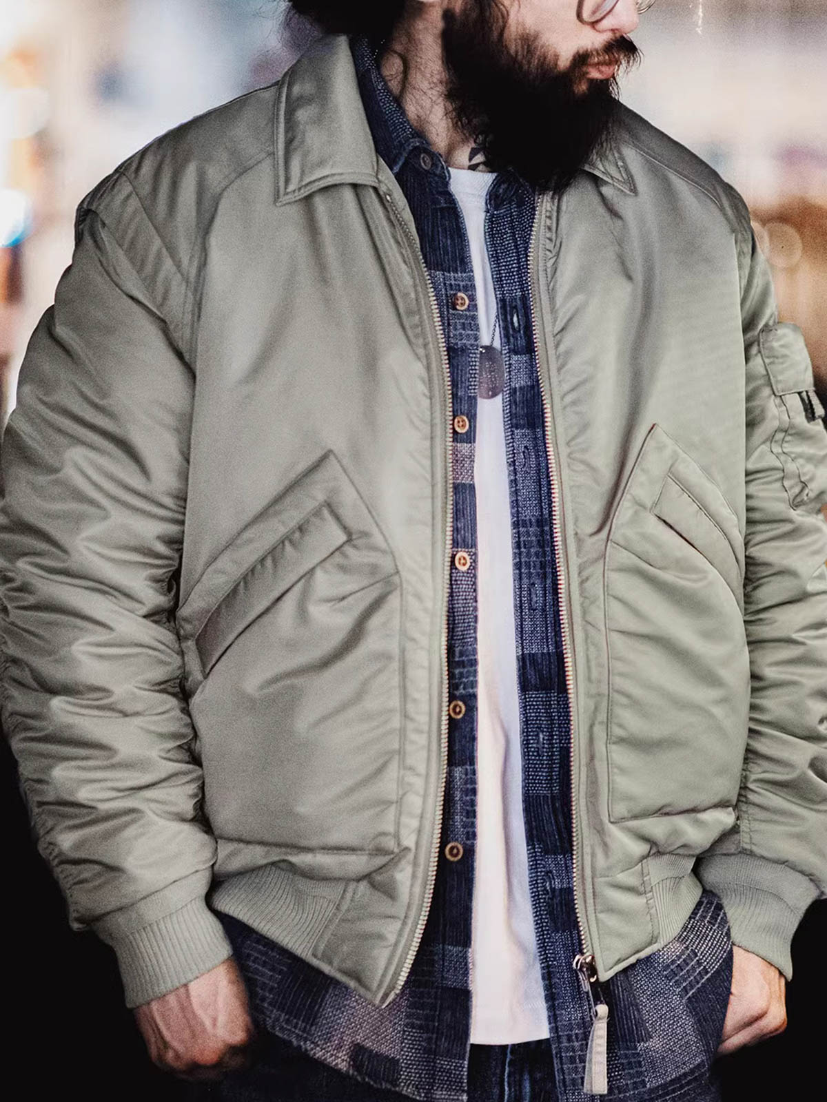 フライトジャケットを着用したスタイリング