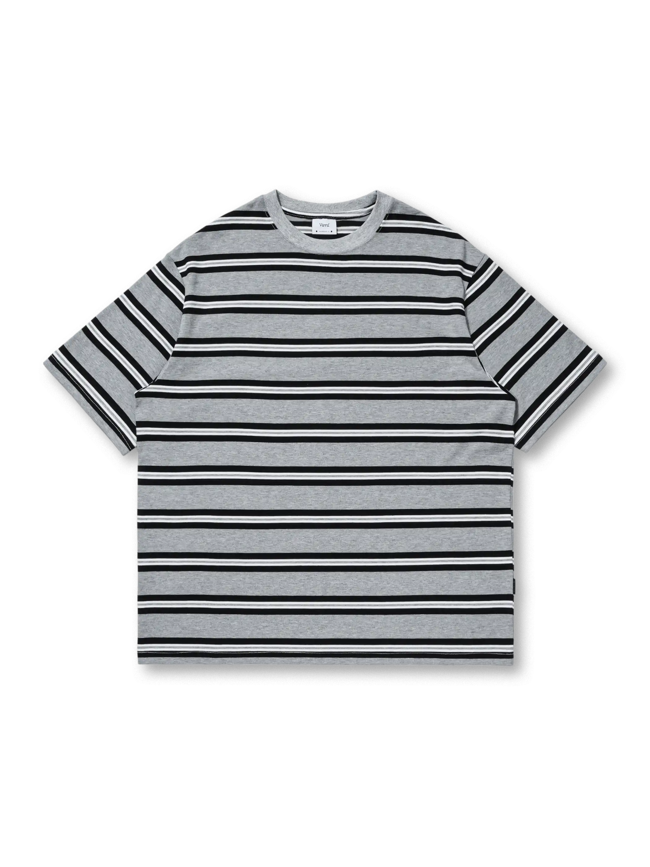 襟元二本針仕様の耐久性あるデイリー通勤ストライプTシャツ。50%コットン・50%ポリエステル混紡で吸汗速乾性を備え、ブランドタグがアクセント。ルーズフィットで快適な着心地。