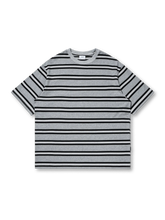 襟元二本針仕様の耐久性あるデイリー通勤ストライプTシャツ。50%コットン・50%ポリエステル混紡で吸汗速乾性を備え、ブランドタグがアクセント。ルーズフィットで快適な着心地。