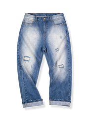 ダメージ加工が施されたストレートデニムパンツ、古着風カラーと深めの股上で快適な履き心地を実現