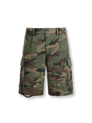 ダメージ加工が施された迷彩柄のクロップドショーツ