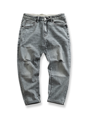 ダメージ加工とストレッチ素材を使用したヴィンテージ感のあるテーパードデニムパンツ