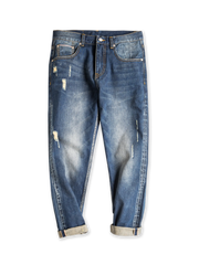 ダメージ加工とウォッシュ加工を施した赤耳セルビッジデニムパンツ。細身のストレートシルエットで九分丈デザイン。経年変化と多彩なスタイリングに対応。