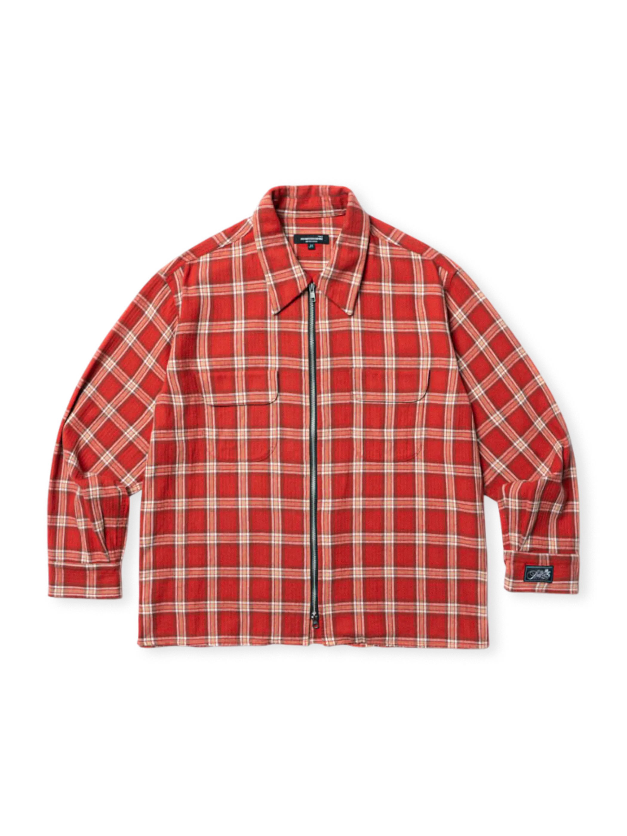 ジッパーフロントとダメージ加工が特徴のチェックシャツ。ダブルポケットと快適な標準フィット。