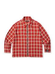 ジッパーフロントとダメージ加工が特徴のチェックシャツ。ダブルポケットと快適な標準フィット。