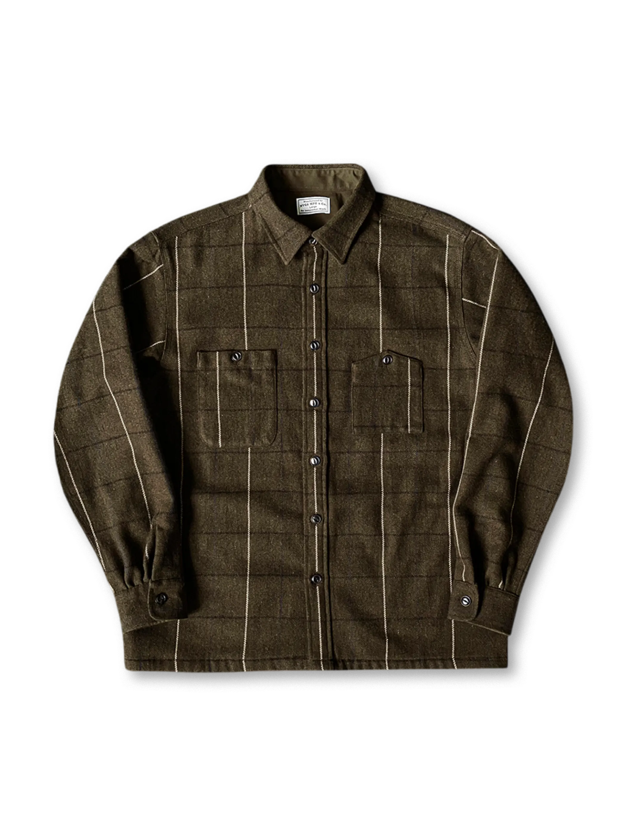 深みのあるオリーブチェック柄のウール混紡オーバーシャツ、ツールポケットと牛角ボタンがヴィンテージワークスタイルを引き立てる秋冬向けアイテム。