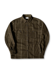 深みのあるオリーブチェック柄のウール混紡オーバーシャツ、ツールポケットと牛角ボタンがヴィンテージワークスタイルを引き立てる秋冬向けアイテム。
