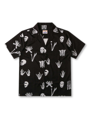 黒地にリアルな手と骨モチーフのデジタルプリントを施したアロハシャツ。滑らかなポリエステル素材で夏も快適。オープンカラーとドロップショルダーのボックスシルエット