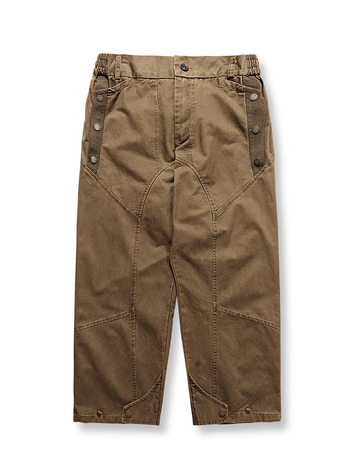 デコンストラクションパッチワークのカーゴパンツ。ウォッシュ加工と調整可能な裾で快適な着用感。