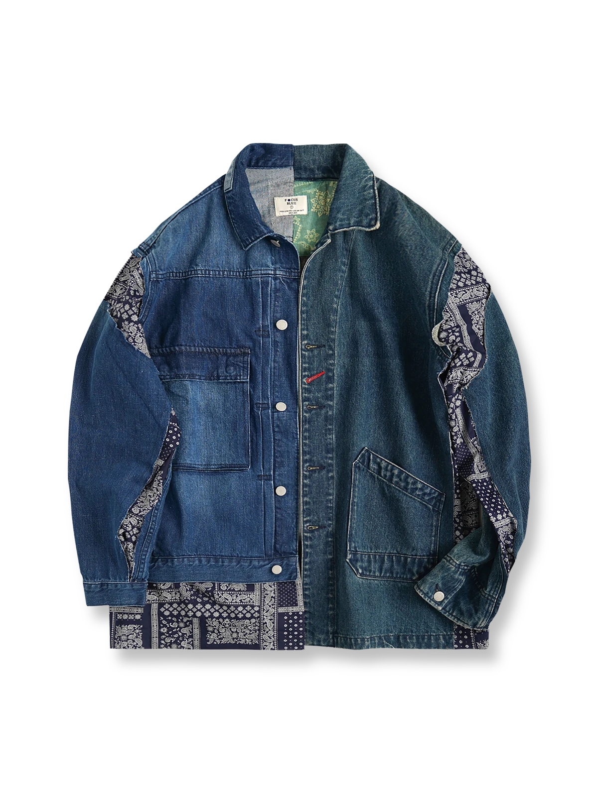 デコンストラクションパッチワークペイズリー柄デニムジャケットの全体正面画像、パッチワークとずらしボタンのディテール。