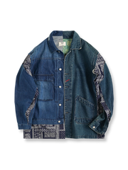 デコンストラクションパッチワークペイズリー柄デニムジャケットの全体正面画像、パッチワークとずらしボタンのディテール。